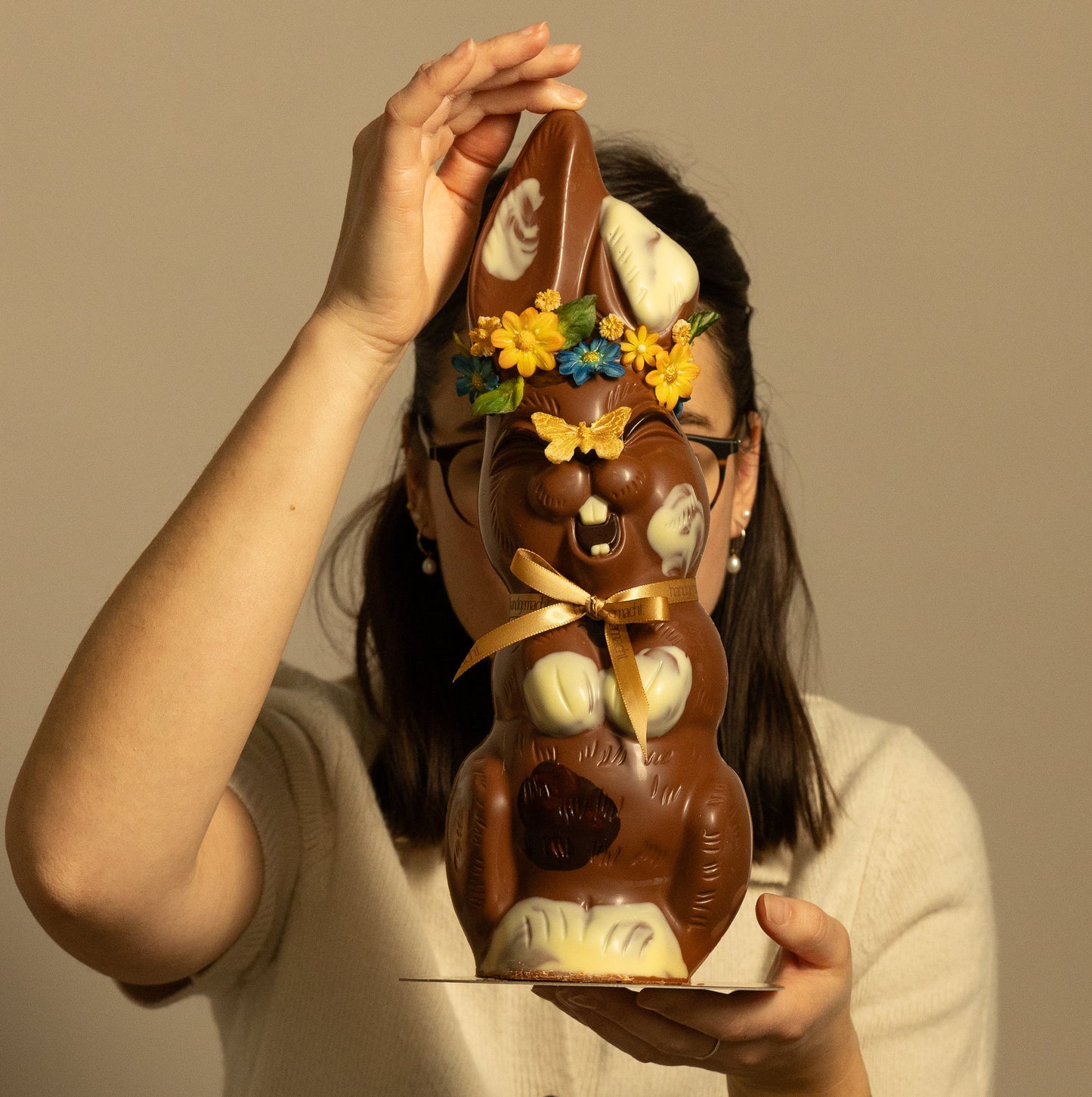 Osterhase gross mit Blumenkranz