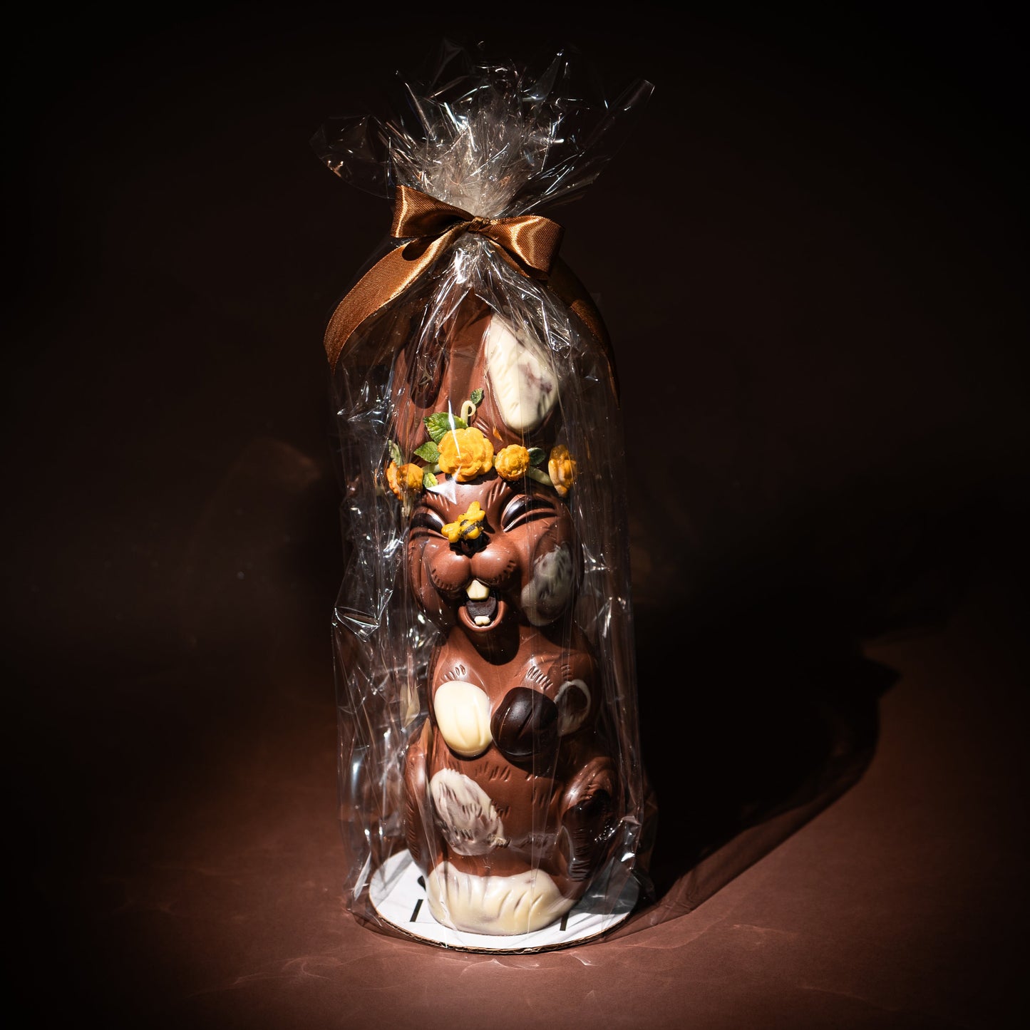 Osterhase gross mit Blumenkranz