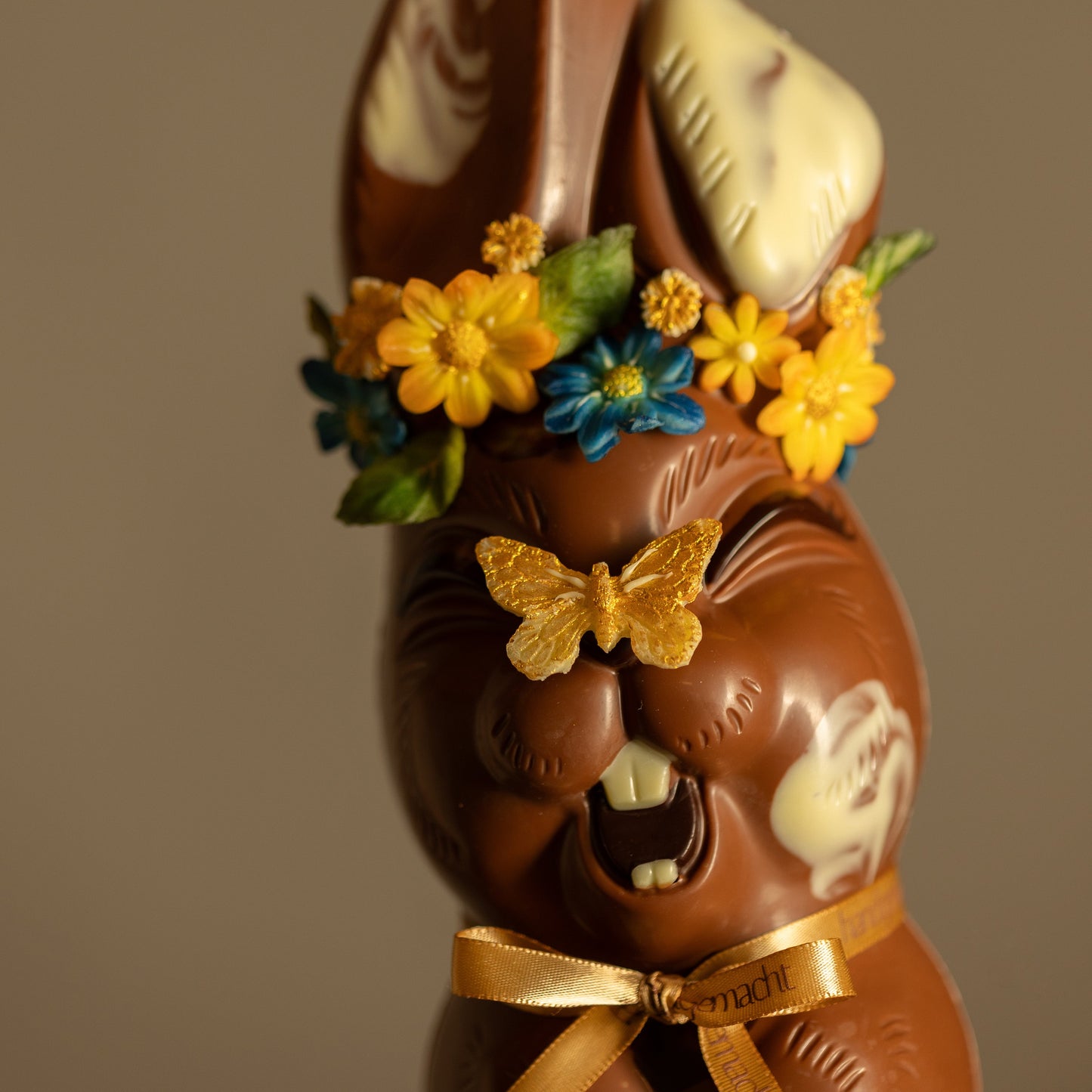 Osterhase gross mit Blumenkranz
