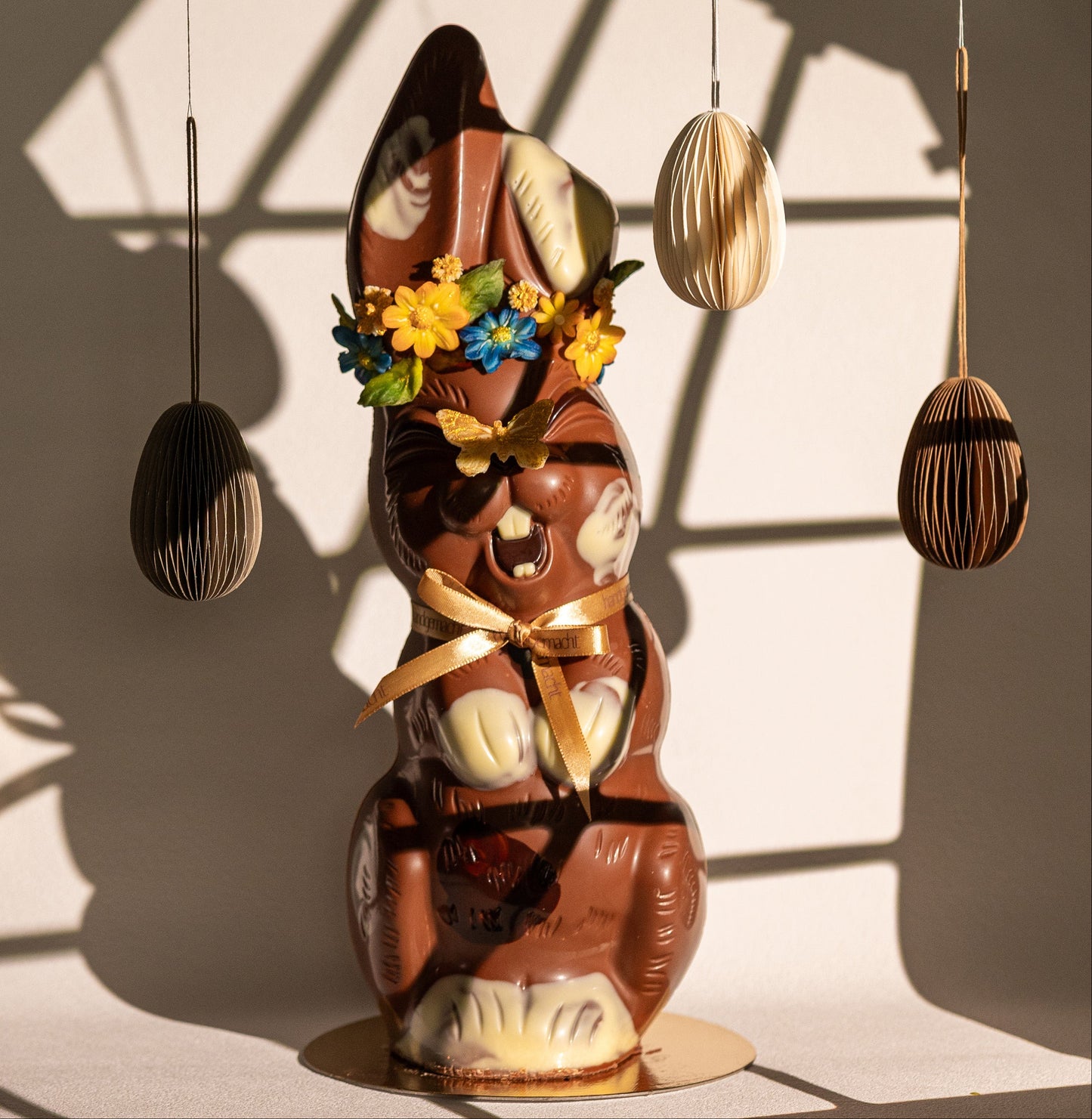 Osterhase gross mit Blumenkranz